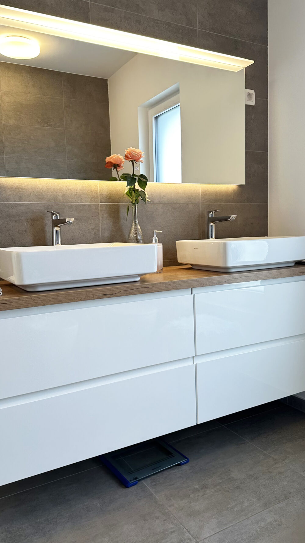 Oprema stanovanja: bela in siva - Image 5