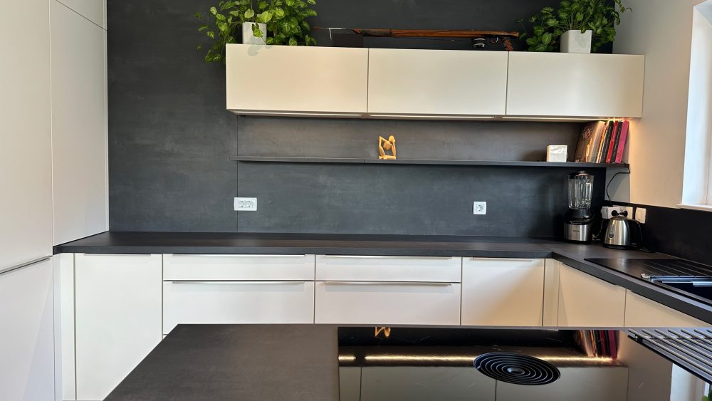 Oprema stanovanja: bela in siva - Image 4