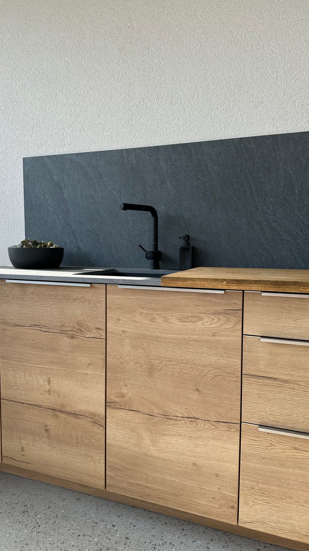 Oprema stanovanja: bela in siva - Image 7